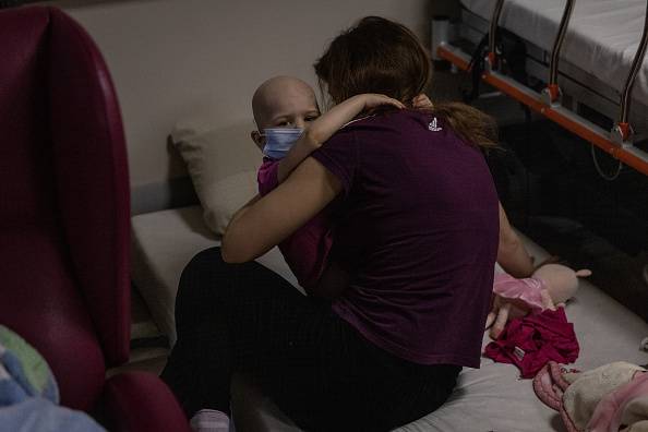 Dzieci chore na raka w szpitalnym schronie w Kijowie