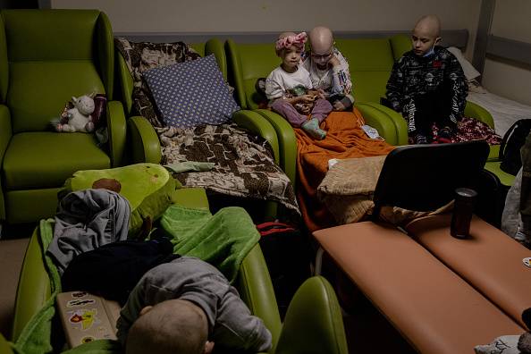 Dzieci chore na raka w szpitalnym schronie w Kijowie