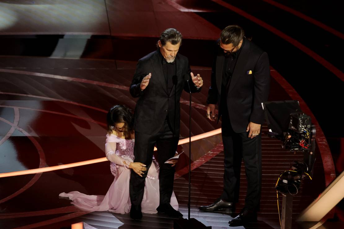 Seksistowskie żarty na gali Oscarów: Regina Hall obmacuje Josha Brolina i Jasona Momoę