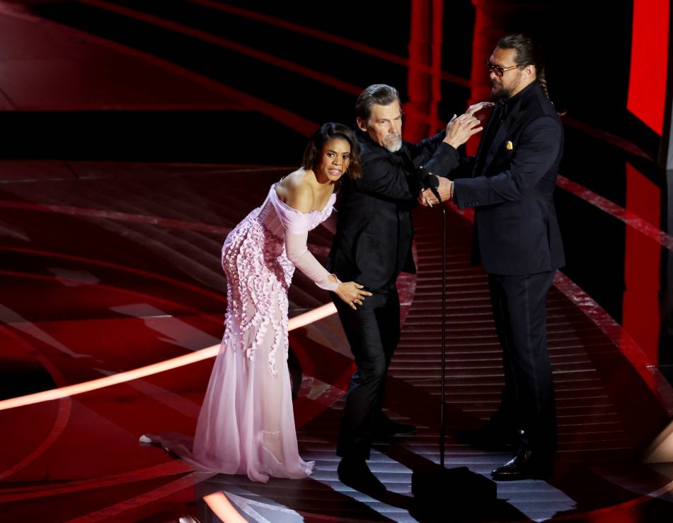 Seksistowskie żarty na gali Oscarów: Regina Hall obmacuje Josha Brolina i Jasona Momoę