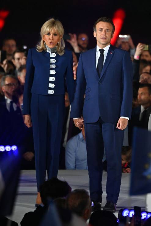 7 najlepszych stylizacji Brigitte Macron, pierwszej damy Francji. Nasz typ to jej look w dniu wyborów prezydenckich