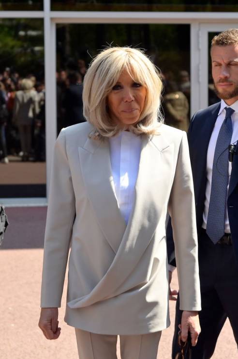 7 najlepszych stylizacji Brigitte Macron, pierwszej damy Francji. Nasz typ to jej look w dniu wyborów prezydenckich