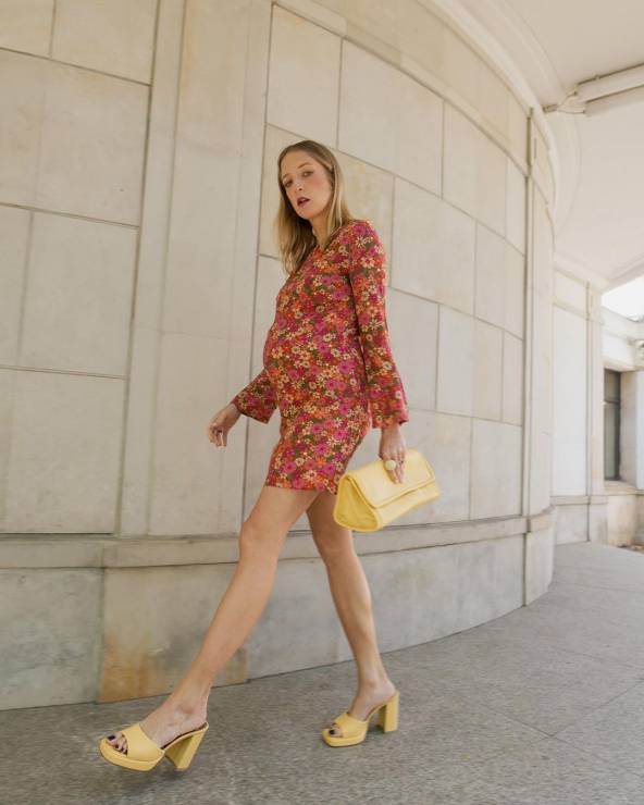 Słodka sukienka w kwiaty Lary Gessler w stylu lat 70. to projekt polskiej marki! Modele mini w stylu Sharon Tate i Twiggy będą hitem tego lata