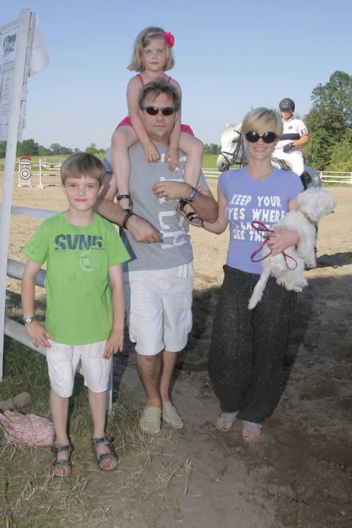 Monika Richardson i Jamie Malcolm z dziećmi w 2010 roku.