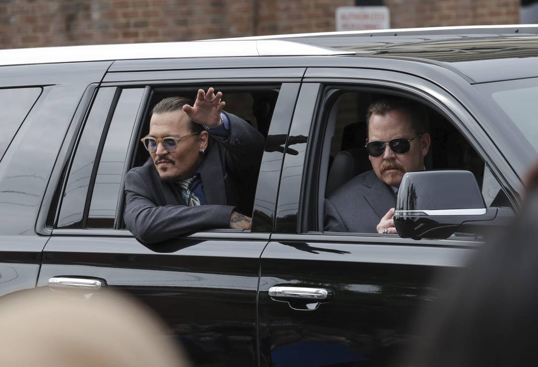 Johnny Depp pozdrawia zgromadzonych przed sądem fanów