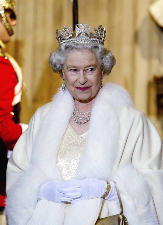 Królowa Elżbieta II - fryzura na 50-lecie panowania (2002)
