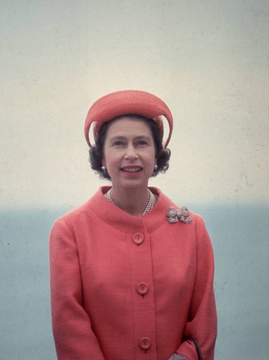 Królowa Elżbieta II - fryzura w latach 60. (1965)