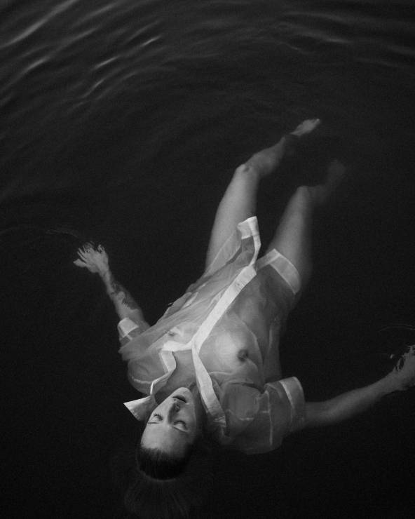 Lara Gessler w zaawansowanej ciąży pływa niemal zupełnie naga w jeziorze. Piękne zdjęcia przypominają kultową sesję z Kate Moss