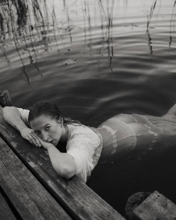 Lara Gessler w zaawansowanej ciąży pływa niemal zupełnie naga w jeziorze. Piękne zdjęcia przypominają kultową sesję z Kate Moss