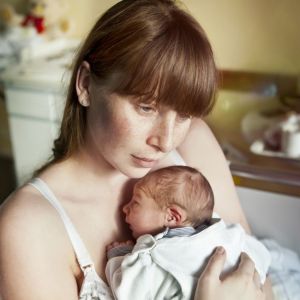 przelomowe-badania-na-temat-depresji-poporodowej-to-mit-ze-dotyka-matki-tuz-po-porodzie