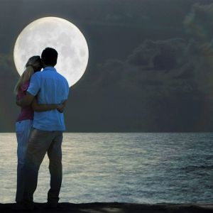Miłosny rytuał na Pełnię Koźlego Księżyca 2023. Przywróci magię w związku
