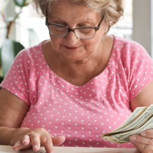 Babcia z Lubelszczyzny zdradza: agrafka przy ubraniu przyciąga pieniądze
